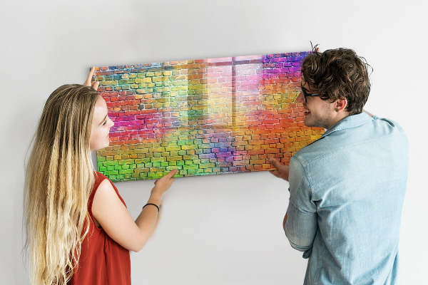 Magnettafel zum schreiben Eine farbenfrohe Wand mit Platz für Fotos