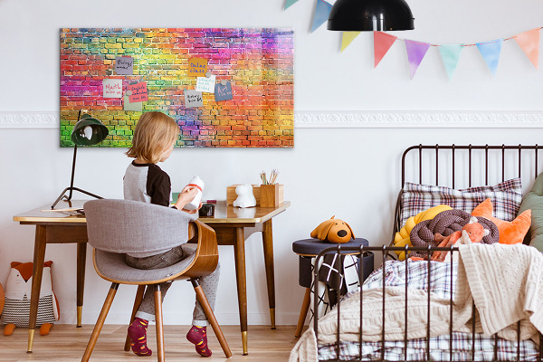 Magnettafel zum schreiben Eine farbenfrohe Wand mit Platz für Fotos