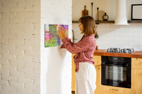 Magnettafel zum schreiben Eine farbenfrohe Wand mit Platz für Fotos