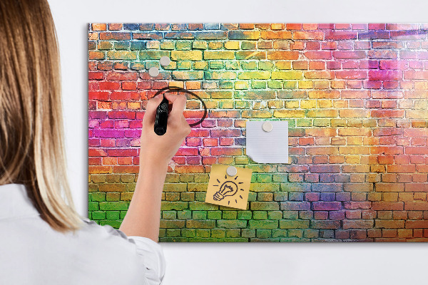 Magnettafel zum schreiben Eine farbenfrohe Wand mit Platz für Fotos