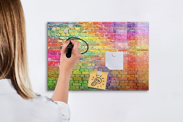 Magnettafel zum schreiben Eine farbenfrohe Wand mit Platz für Fotos