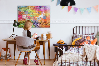 Magnettafel zum schreiben Eine farbenfrohe Wand mit Platz für Fotos