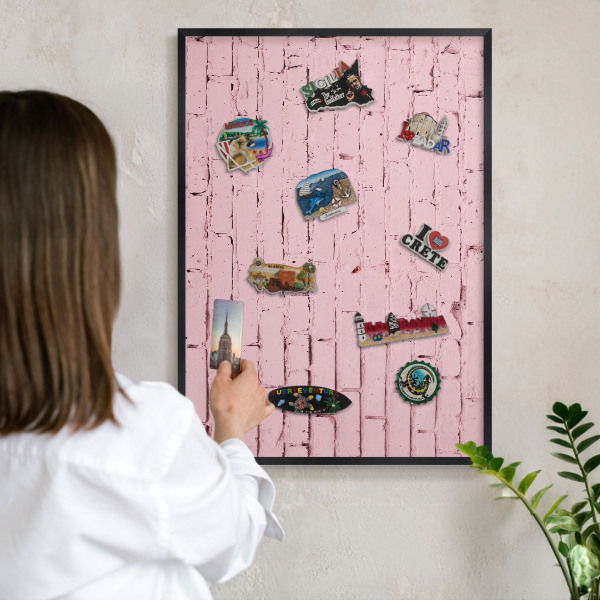 Magnetpinnwand Metall für Urlaubsmagnete mit schwarzem Rahmen Rosa Ziegelstein