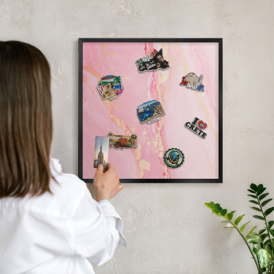Magnetpinnwand Metall für Urlaubsmagnete mit schwarzem Rahmen Rosa Eleganz