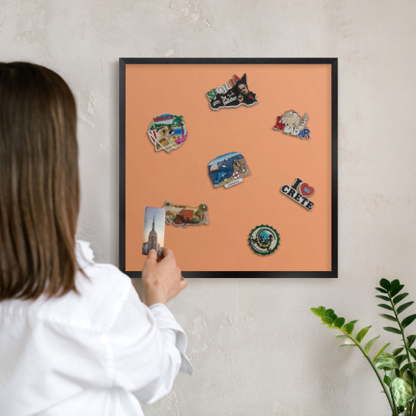 Magnetpinnwand Metall für Urlaubsmagnete mit schwarzem Rahmen Pastellorange