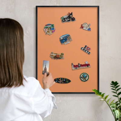Magnetpinnwand Metall für Urlaubsmagnete mit schwarzem Rahmen Pastellorange