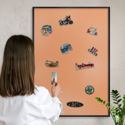 Magnetpinnwand Metall für Urlaubsmagnete mit schwarzem Rahmen Pastellorange