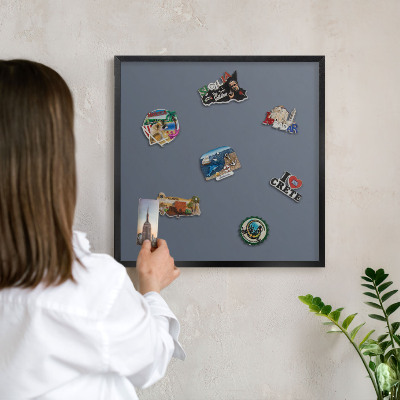 Magnetpinnwand Metall für Urlaubsmagnete mit schwarzem Rahmen Kühles Grau