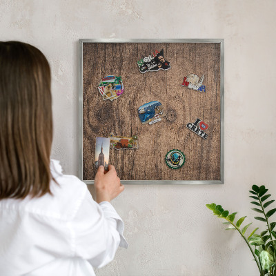 Metalltafel für Magnete mit silbernem Rahmen Holzstruktur