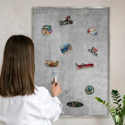 Dekoratives Magnetboard aus Metall in Silberrahmen Konkreter Minimalismus