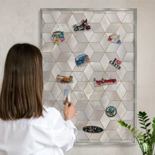 Dekoratives Magnetboard aus Metall in Silberrahmen Kubischer Hintergrund