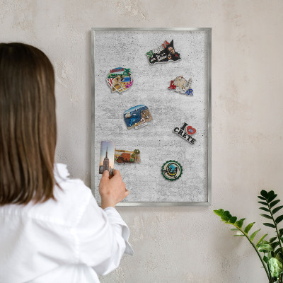 Dekoratives Magnetboard aus Metall in Silberrahmen Graue Textur
