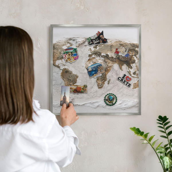 Dekoratives Magnetboard aus Metall in Silberrahmen Reliefkarte