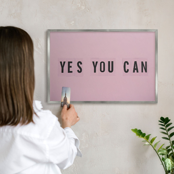 Dekoratives Magnetboard aus Metall in Silberrahmen Motivation jeden Tag