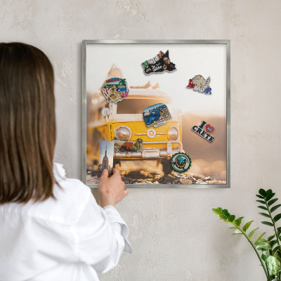 Dekoratives Magnetboard aus Metall in Silberrahmen Retro-Reisen
