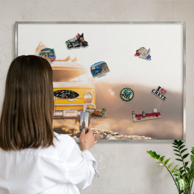 Dekoratives Magnetboard aus Metall in Silberrahmen Retro-Reisen