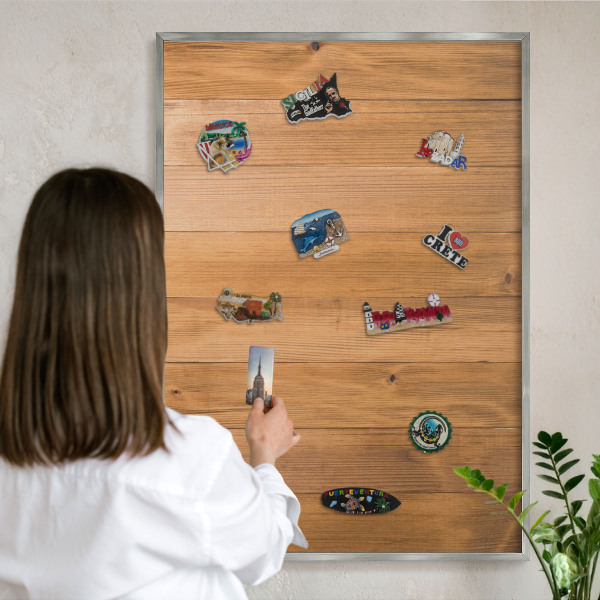 Dekoratives Magnetboard aus Metall in Silberrahmen Holzstruktur