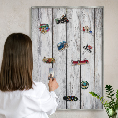 Dekoratives Magnetboard aus Metall in Silberrahmen Rustikales Holz