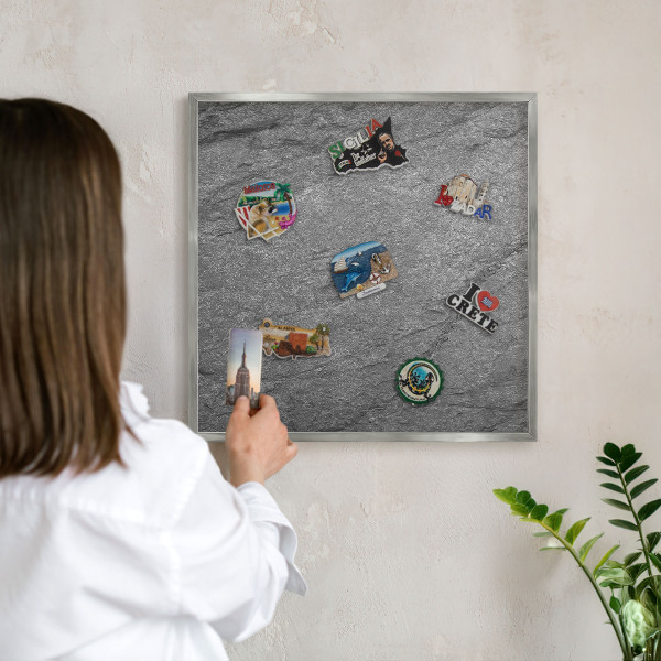 Dekoratives Magnetboard aus Metall in Silberrahmen Grauer Stein