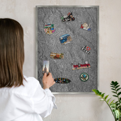 Dekoratives Magnetboard aus Metall in Silberrahmen Grauer Stein