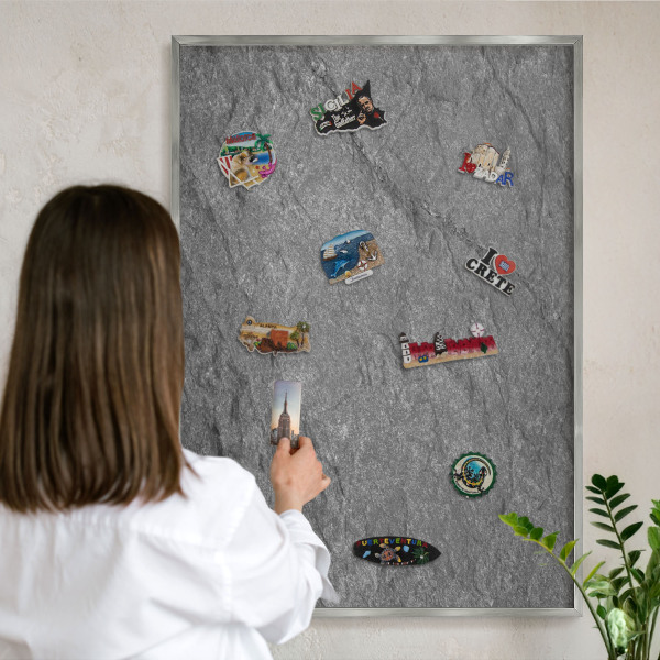 Dekoratives Magnetboard aus Metall in Silberrahmen Grauer Stein