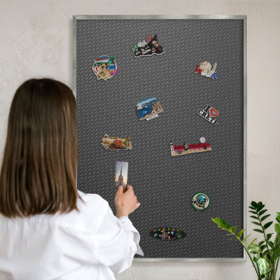 Dekoratives Magnetboard aus Metall in Silberrahmen Geometrische Textur