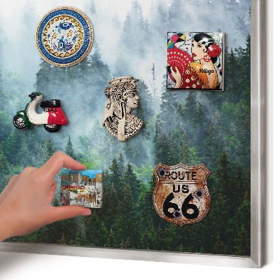 Dekoratives Magnetboard aus Metall in Silberrahmen Geheimnisvoller Wald
