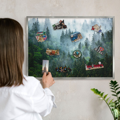 Dekoratives Magnetboard aus Metall in Silberrahmen Geheimnisvoller Wald