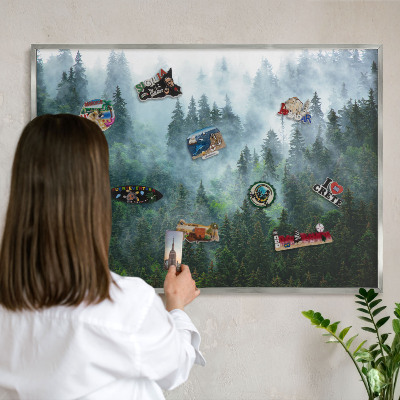 Dekoratives Magnetboard aus Metall in Silberrahmen Geheimnisvoller Wald
