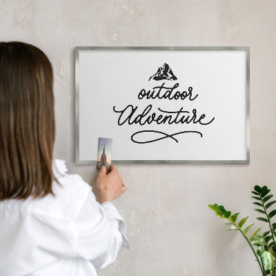 Dekoratives Magnetboard aus Metall in Silberrahmen Bergabenteuer