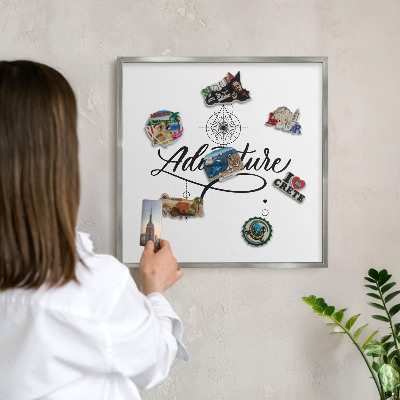 Dekoratives Magnetboard aus Metall in Silberrahmen Typografisches Abenteuer