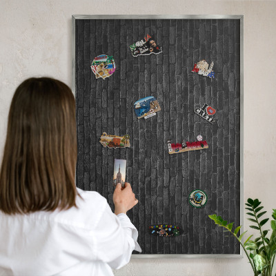 Dekoratives Magnetboard aus Metall in Silberrahmen Ziegelmauer