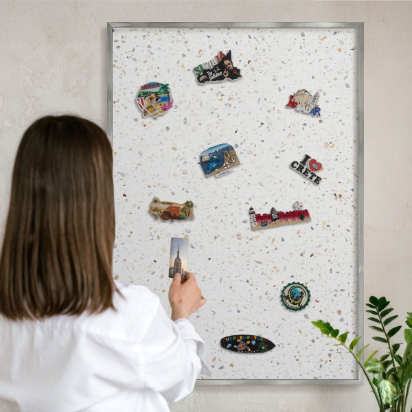 Metalltafel für Magnete mit silbernem Rahmen Terrazzo-Muster