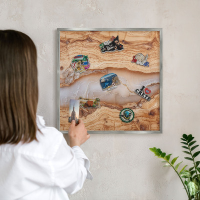 Metalltafel für Magnete mit silbernem Rahmen Eleganz aus Holz