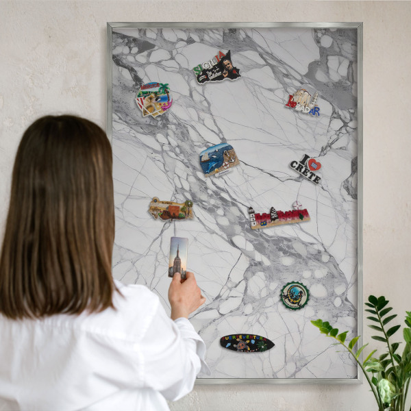 Dekoratives Magnetboard aus Metall in Silberrahmen Marmor-Eleganz