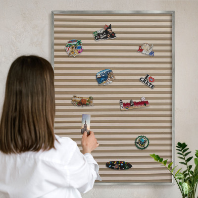 Metalltafel für Magnete mit silbernem Rahmen Holzlatten