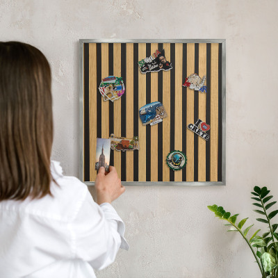 Dekoratives Magnetboard aus Metall in Silberrahmen Holzrhythmen