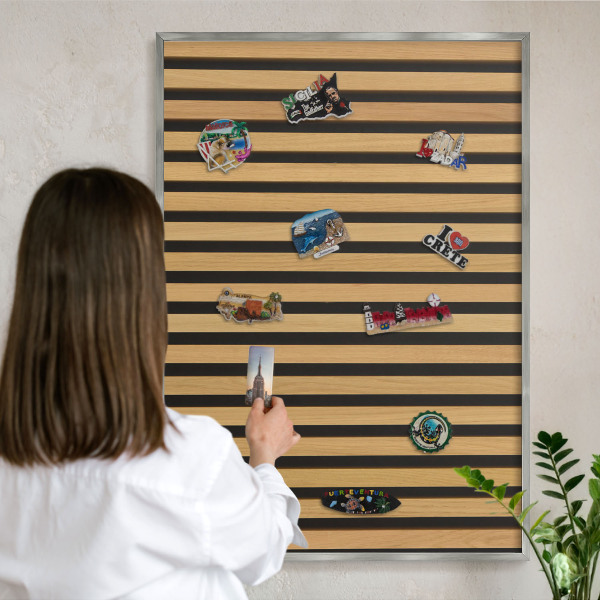 Dekoratives Magnetboard aus Metall in Silberrahmen Holzrhythmen