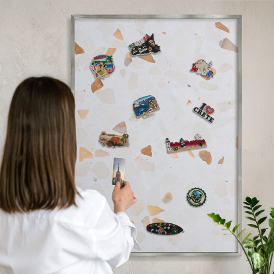 Dekoratives Magnetboard aus Metall in Silberrahmen Warmes Mosaik