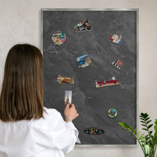 Dekoratives Magnetboard aus Metall in Silberrahmen Graue Eleganz