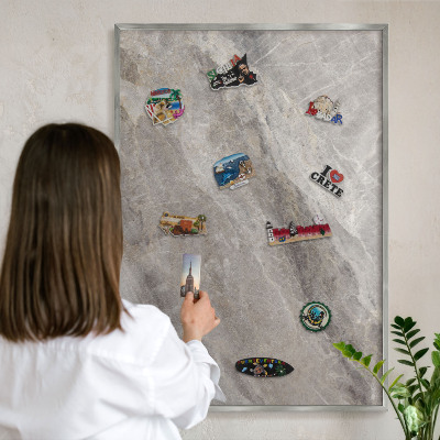 Dekoratives Magnetboard aus Metall in Silberrahmen Steintextur