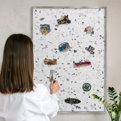 Metalltafel für Magnete mit silbernem Rahmen Terrazzo-Stil