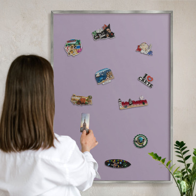 Dekoratives Magnetboard aus Metall in Silberrahmen Fliederviolett