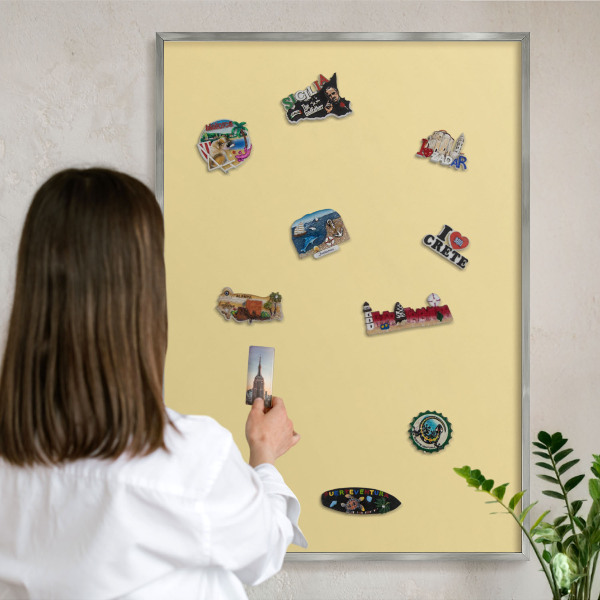 Dekoratives Magnetboard aus Metall in Silberrahmen Cremefarbenes Gelb