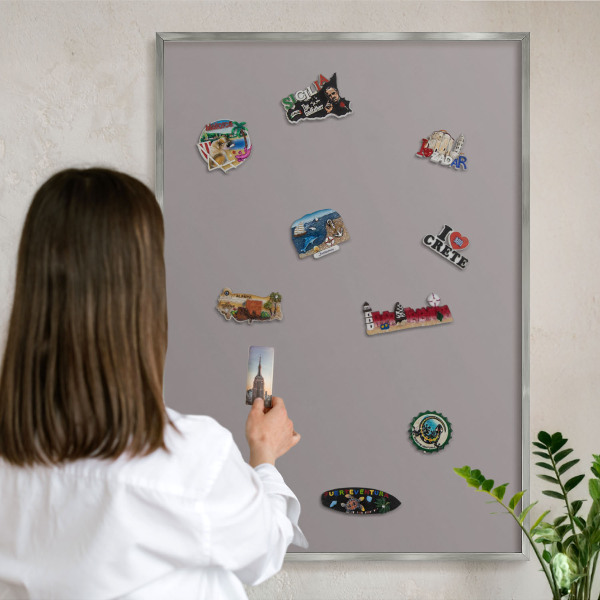 Dekoratives Magnetboard aus Metall in Silberrahmen Aschgrau