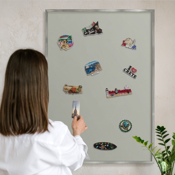 Dekoratives Magnetboard aus Metall in Silberrahmen Neutralgrau