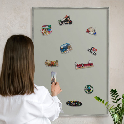 Dekoratives Magnetboard aus Metall in Silberrahmen Neutralgrau