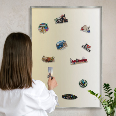 Dekoratives Magnetboard aus Metall in Silberrahmen Cremefarbener Farbverlauf