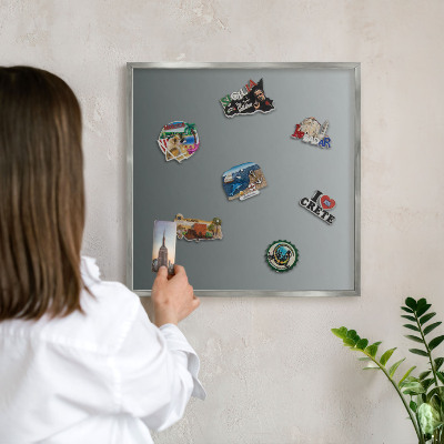 Dekoratives Magnetboard aus Metall in Silberrahmen Blauer Farbverlauf