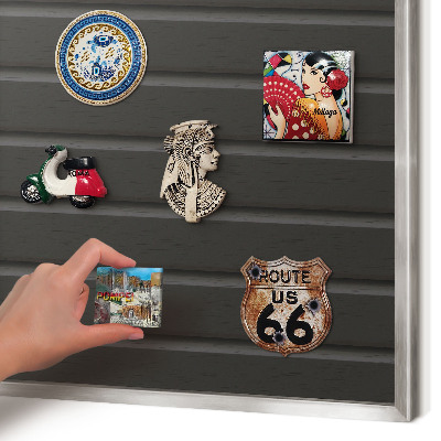 Dekoratives Magnetboard aus Metall in Silberrahmen Paneeltextur